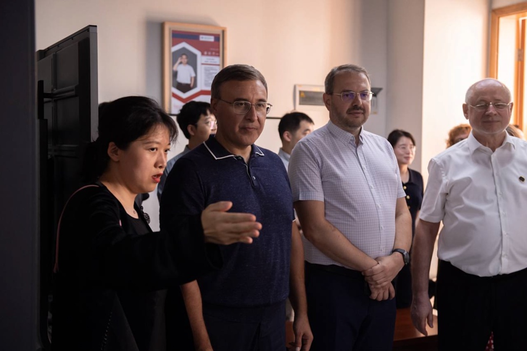 Валерий Фальков посетил Совместный университет МГУ им.М.В. Ломоносова и Пекинского политехнического института в Шэньчжэне.