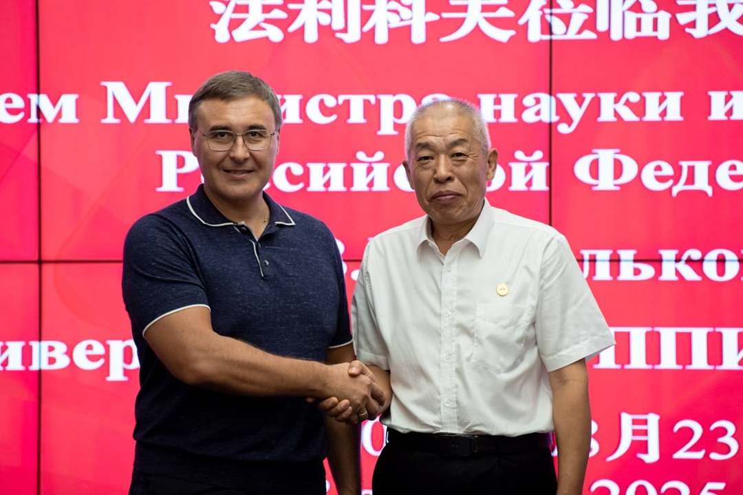 Валерий Фальков посетил Совместный университет МГУ им.М.В. Ломоносова и Пекинского политехнического института в Шэньчжэне.