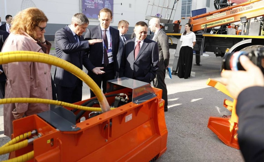 Глава Минстроя России Ирек Файзуллин осмотрел стенды Пермского Форума Развития «ГОРОДА БУДУЩЕГО»