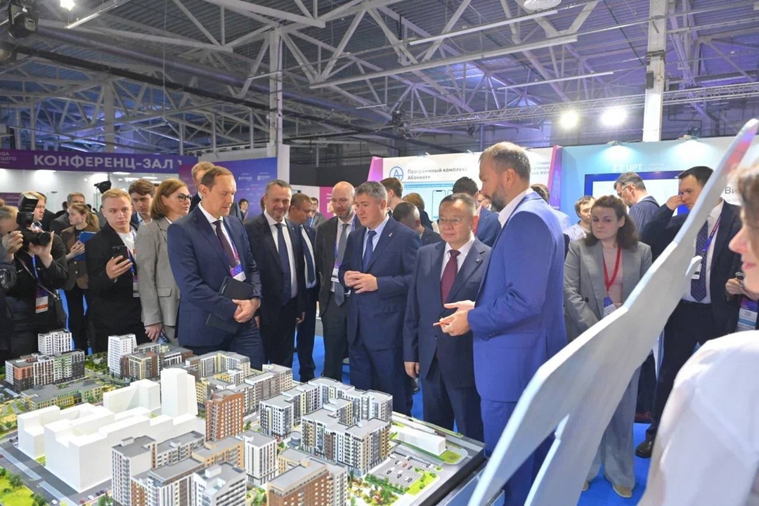 Глава Минстроя России Ирек Файзуллин осмотрел стенды Пермского Форума Развития «ГОРОДА БУДУЩЕГО»