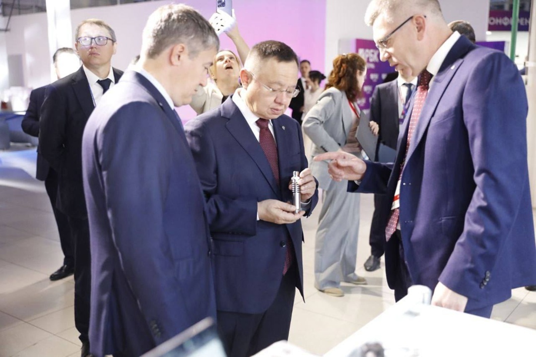 Глава Минстроя России Ирек Файзуллин осмотрел стенды Пермского Форума Развития «ГОРОДА БУДУЩЕГО»