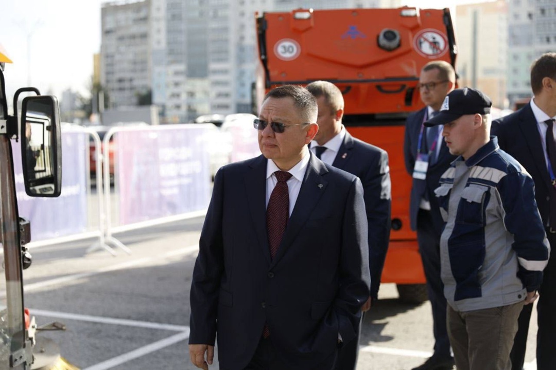 Глава Минстроя России Ирек Файзуллин осмотрел стенды Пермского Форума Развития «ГОРОДА БУДУЩЕГО»