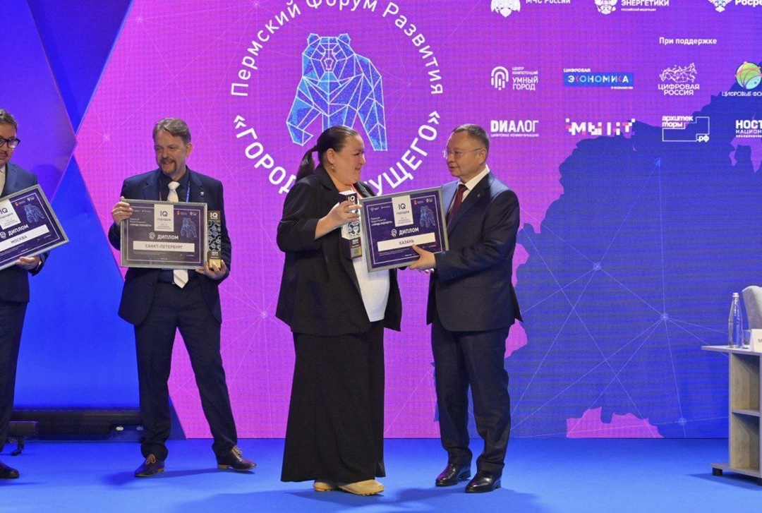 В рамках рабочей поездки в Пермь глава Минстроя России Ирек Файзуллин наградил победителей Индекса цифровой трансформации городского хозяйства «IQ городов»