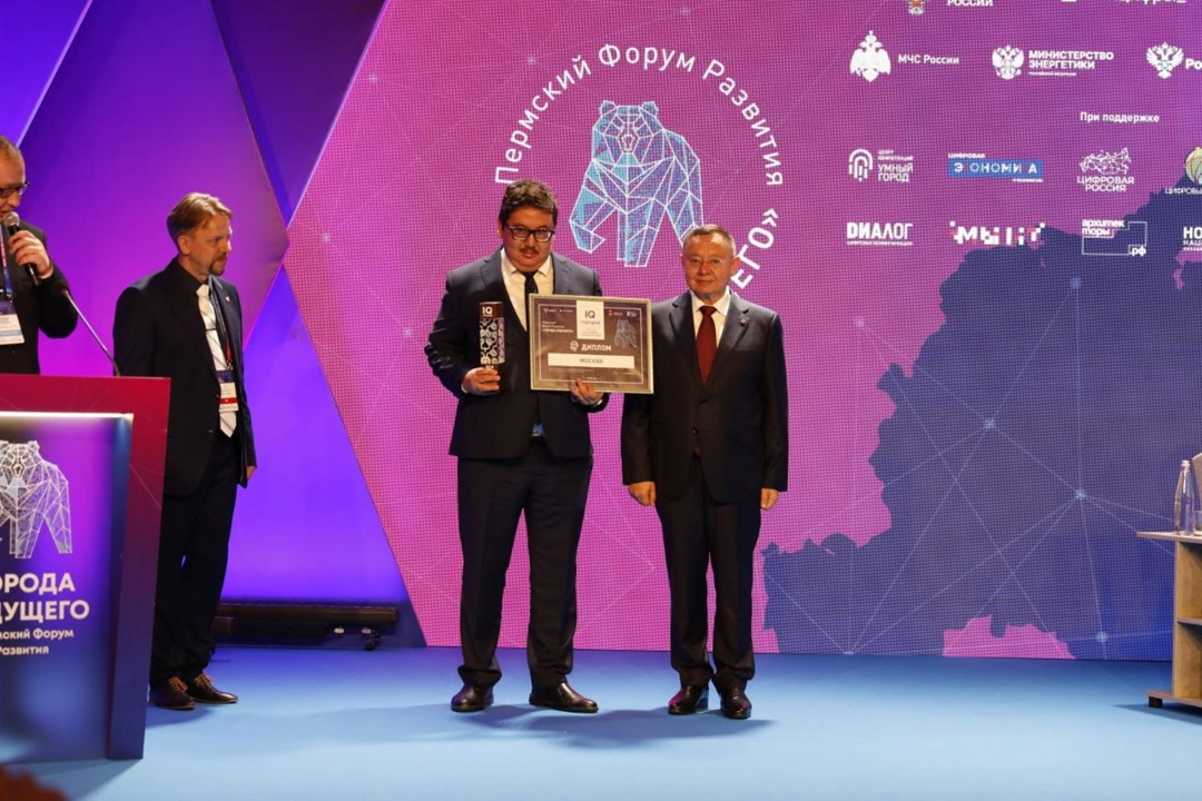 В рамках рабочей поездки в Пермь глава Минстроя России Ирек Файзуллин наградил победителей Индекса цифровой трансформации городского хозяйства «IQ городов»