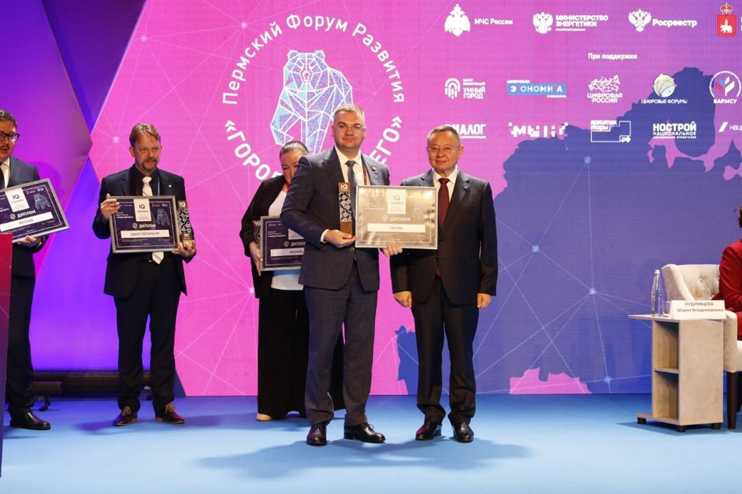 В рамках рабочей поездки в Пермь глава Минстроя России Ирек Файзуллин наградил победителей Индекса цифровой трансформации городского хозяйства «IQ городов»