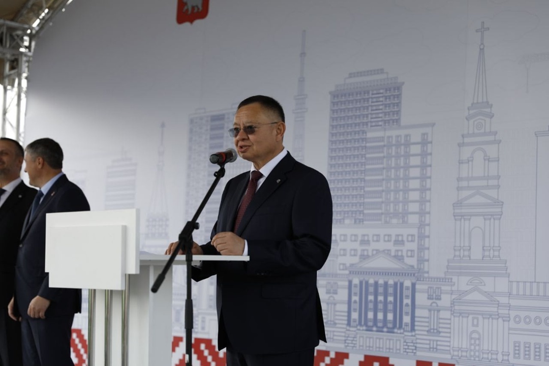 Глава Минстроя России Ирек Файзуллин совместно с Министром транспорта РФ Андреем Никитиным и Губернатором Пермского края Дмитрием Махониным принял участие в…