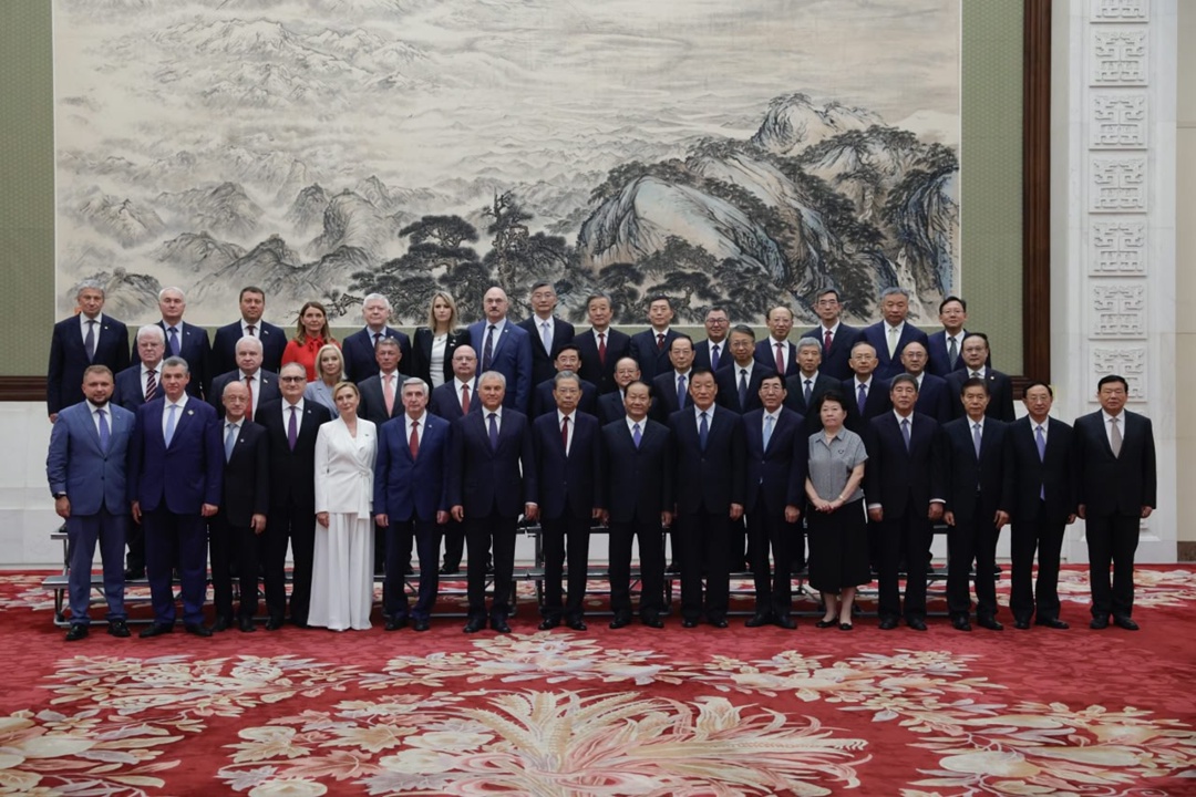 В Пекине Председатель Государственной Думы Вячеслав Володин ( и Председатель Постоянного комитета ВСНП Чжао Лэцзи проводят Десятое заседание Межпарламентской…