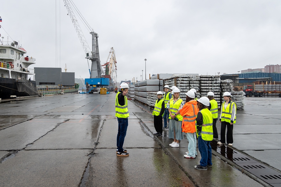 Вместо летних каникул — реальная работа в порту!