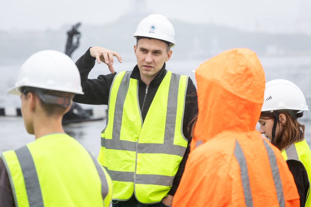 Вместо летних каникул — реальная работа в порту!