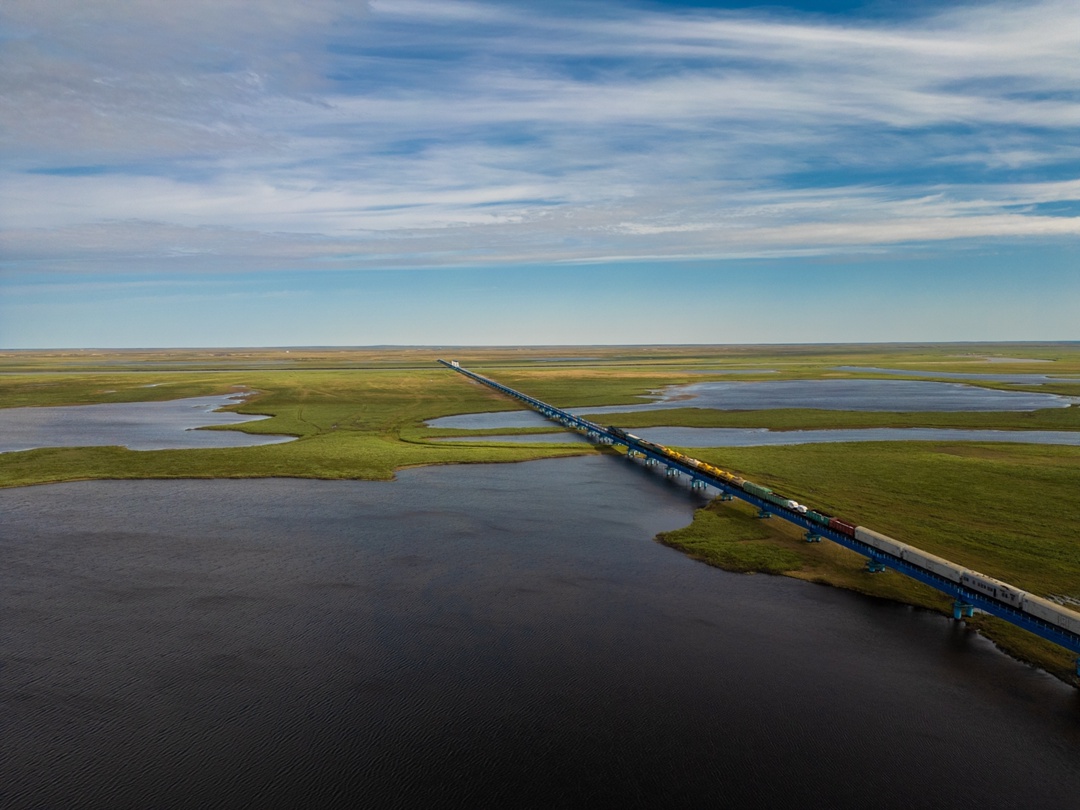 Ямальская тундра в лучах летнего солнца прекрасна! В объективе – космические пейзажи и самый длинный в мире мост за полярным кругом.