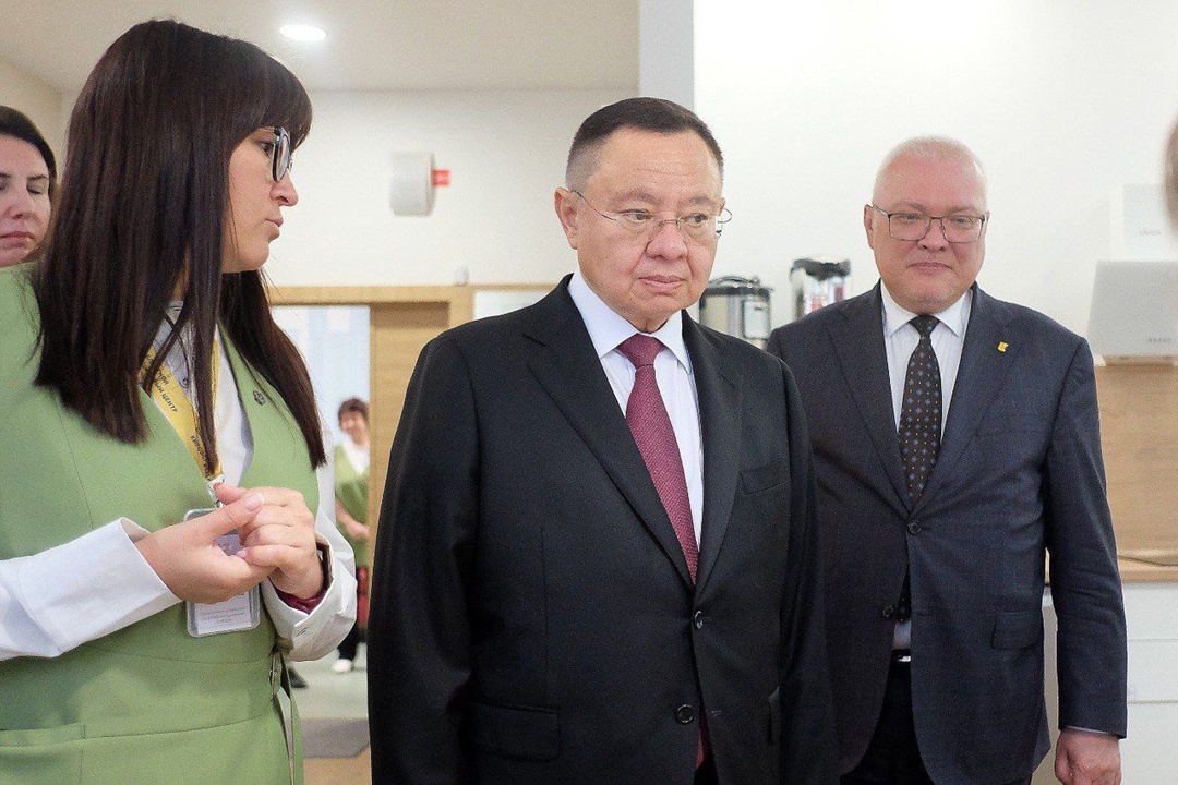 Глава Минстроя России Ирек Файзуллин посетил областной реабилитационный центр для детей и подростков с ограниченными возможностями «Окрыляем» в Кировской…