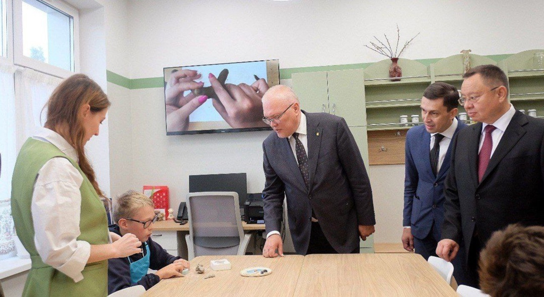 Глава Минстроя России Ирек Файзуллин посетил областной реабилитационный центр для детей и подростков с ограниченными возможностями «Окрыляем» в Кировской…