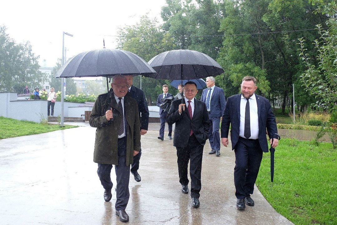 В рамках рабочей поездки в Кировскую область Министр строительства и ЖКХ РФ Ирек Файзуллин осмотрел «Парк им. Кирова»