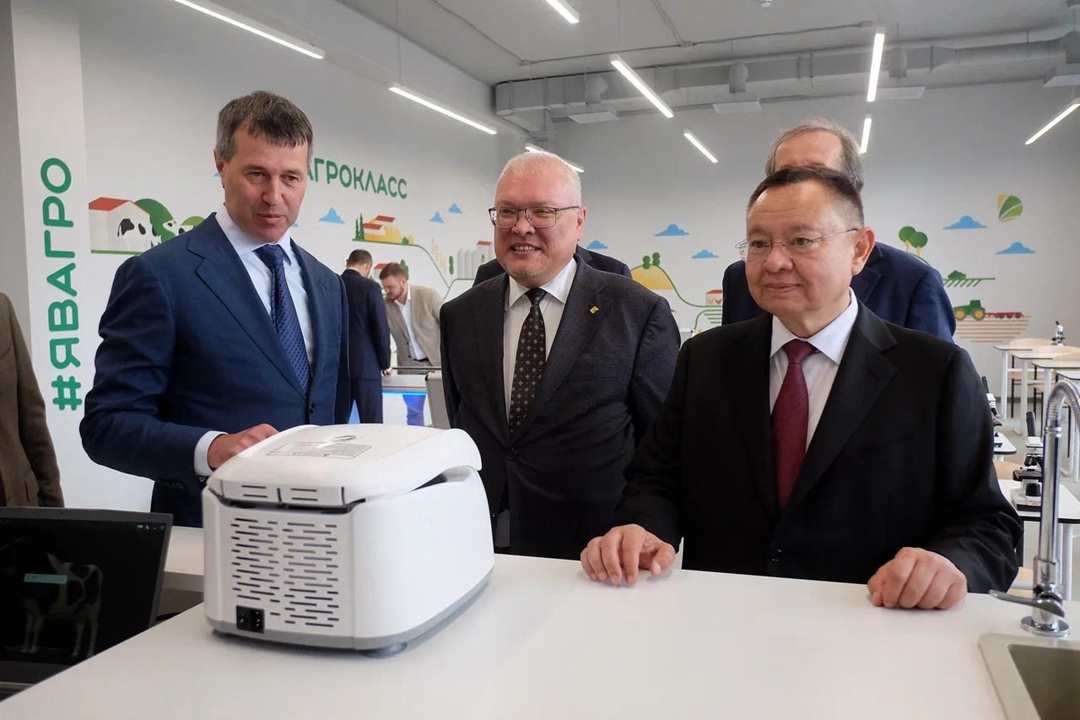 Министр строительства и ЖКХ РФ Ирек Файзуллин посетил Лицей информационных технологий №28 в Кировской Области