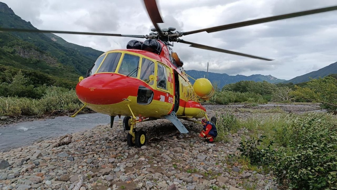 Спасаем туристов с помощью наших вертолетов