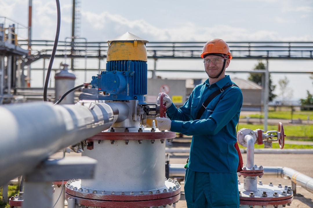 Новую рабочую неделю встречаем на самой восточной точке Татарстана вместе с Ильдаром Шайдуллиным — машинистом компрессоров Бавлинской установки сероочистки…