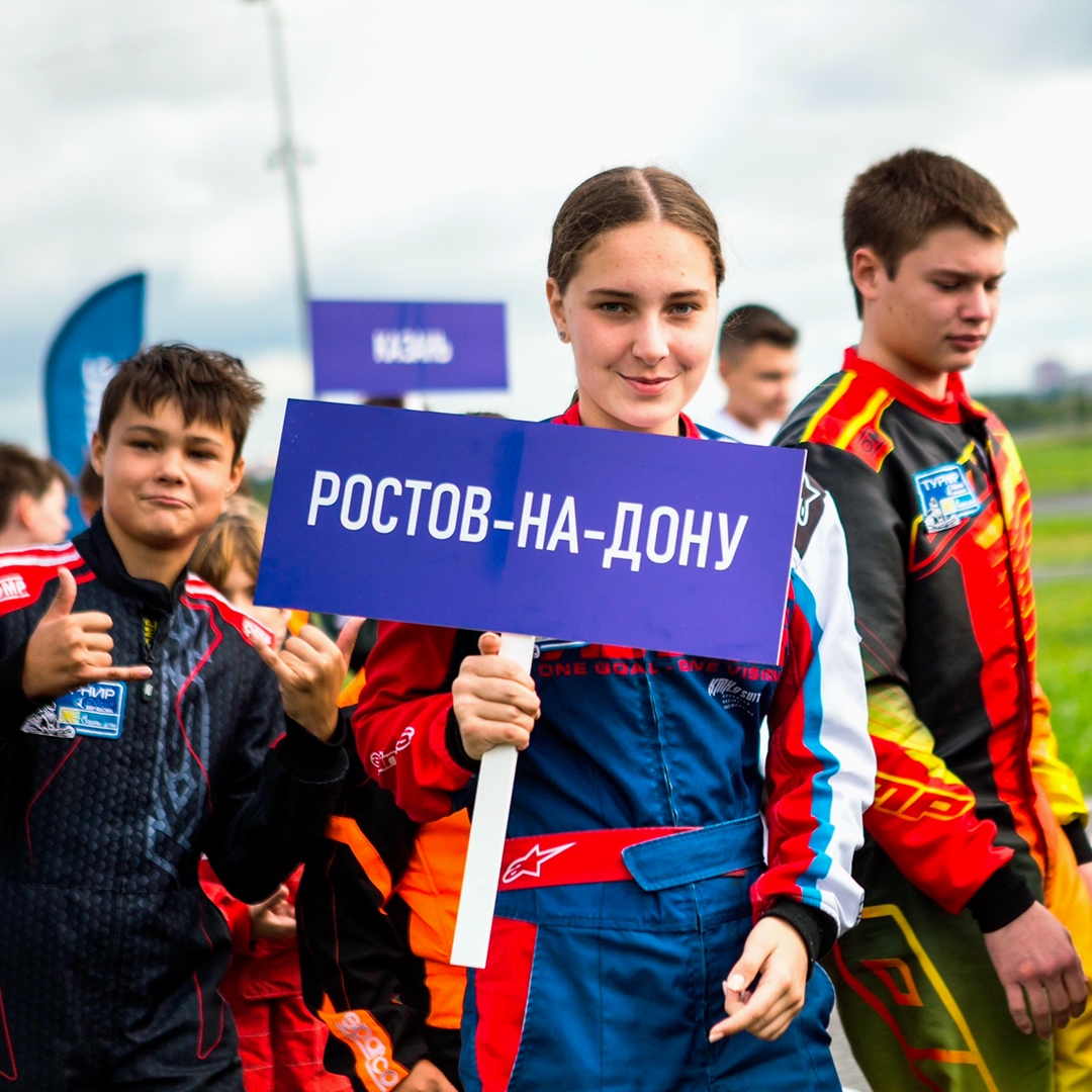 Представьте себе: рев мотора, асфальт, мелькающий под колесами, гул резины на виражах