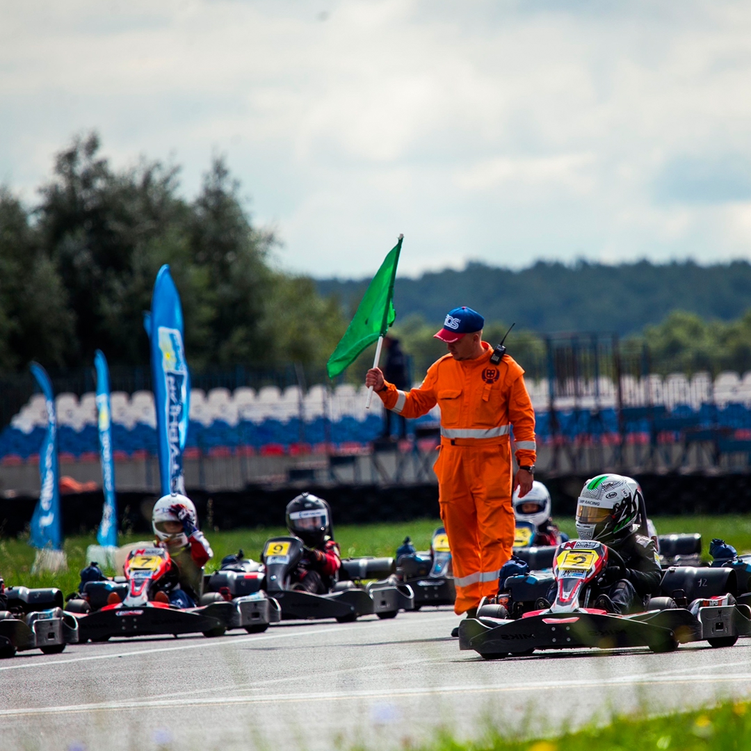 Представьте себе: рев мотора, асфальт, мелькающий под колесами, гул резины на виражах