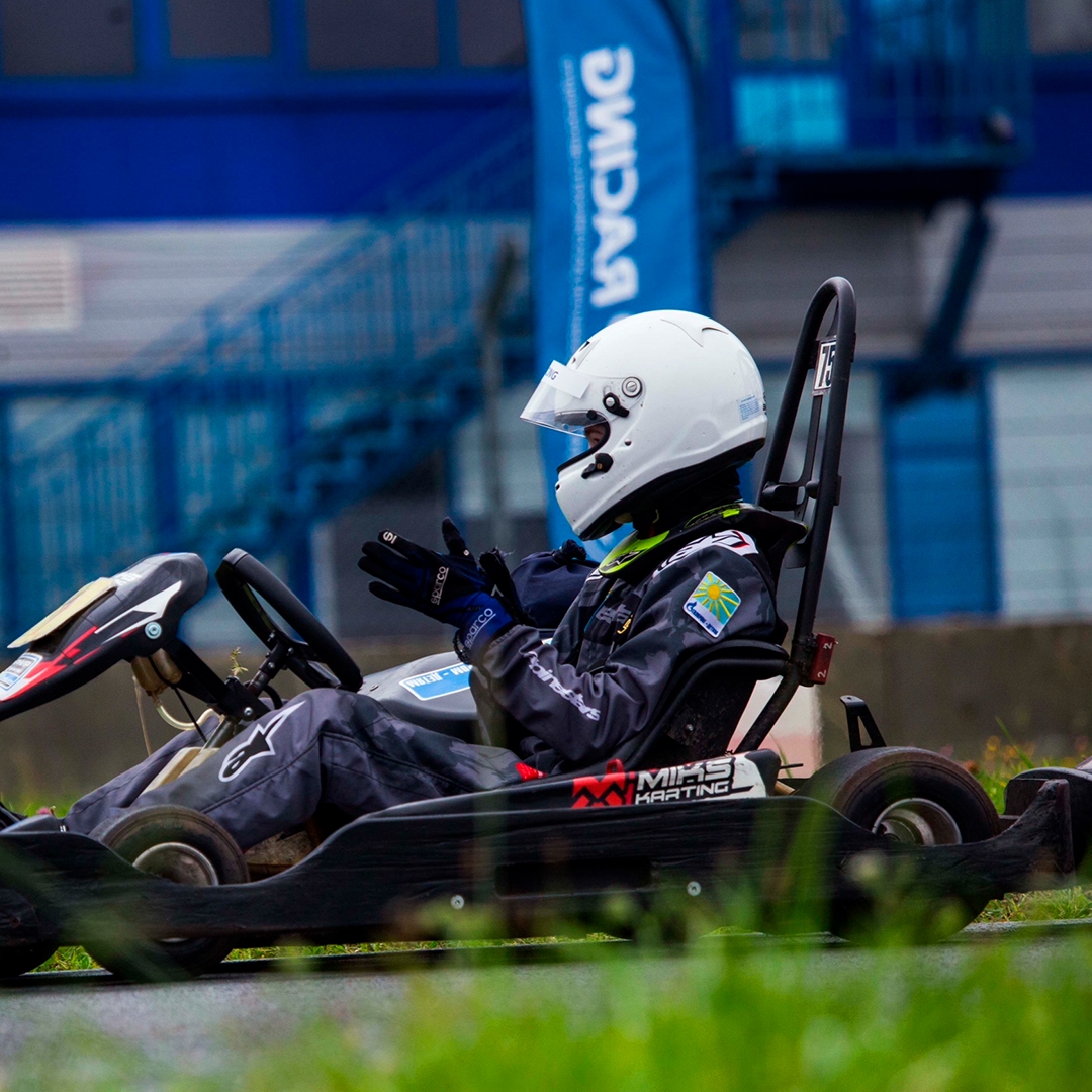 Представьте себе: рев мотора, асфальт, мелькающий под колесами, гул резины на виражах