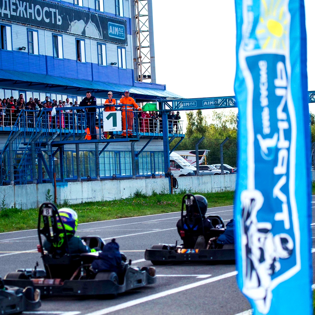 Представьте себе: рев мотора, асфальт, мелькающий под колесами, гул резины на виражах