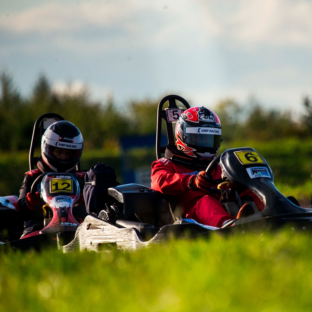 Представьте себе: рев мотора, асфальт, мелькающий под колесами, гул резины на виражах