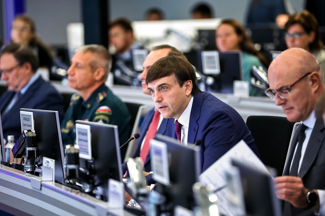 Дмитрий Чернышенко провел совещание с регионами и ведомствами по готовности к новому учебному году.