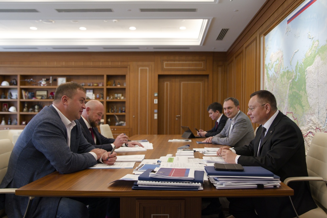 Глава Минстроя России Ирек Файзуллин провел рабочую встречу с губернатором Омской области Виталием Хоценко