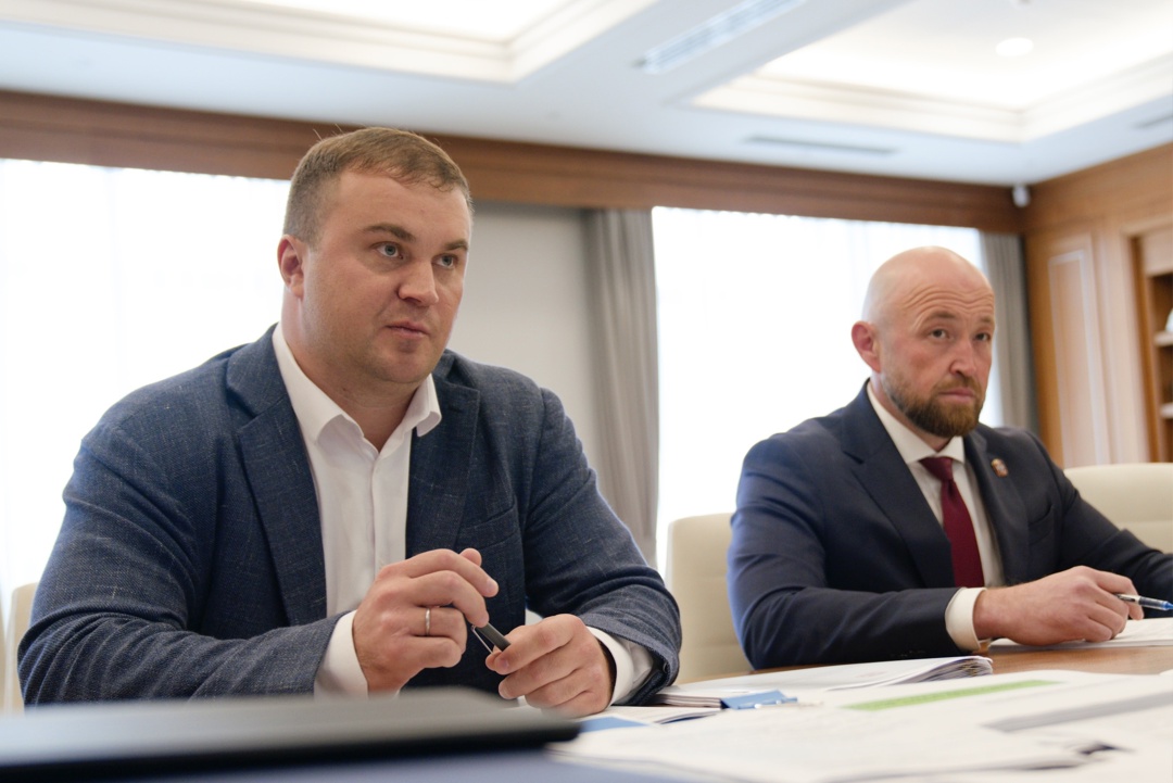 Глава Минстроя России Ирек Файзуллин провел рабочую встречу с губернатором Омской области Виталием Хоценко