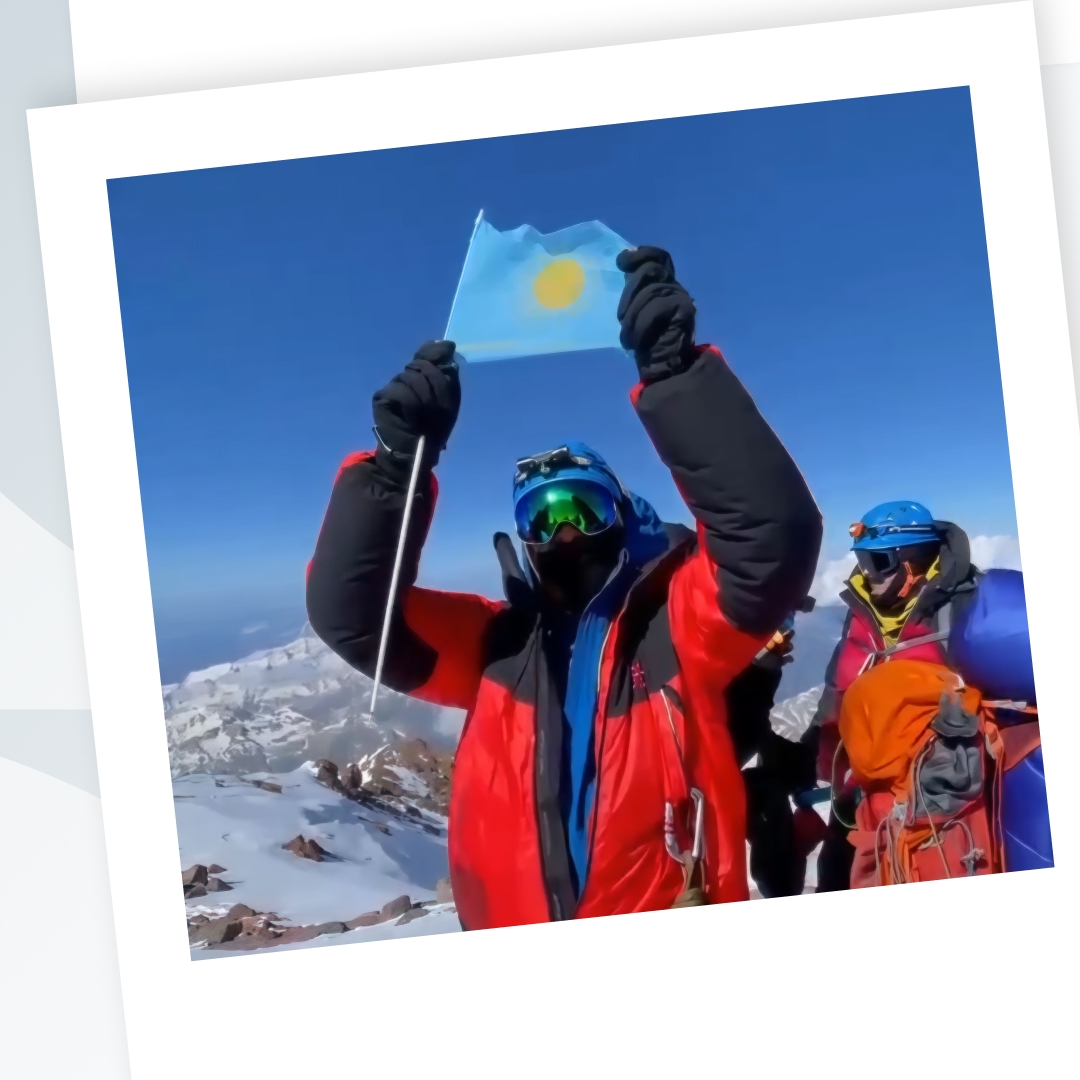 Подъём на высочайшую вершину России сегодня — удел отнюдь не супергероев. Среди них есть и обычные люди и, конечно же, русаловцы.