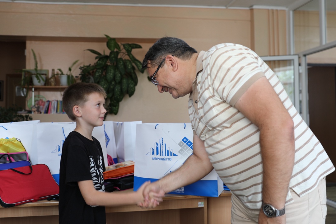 Волонтеры компании «Газпром переработка Благовещенск» приняли участие в федеральной благотворительной акции «Собери ребенка в школу»