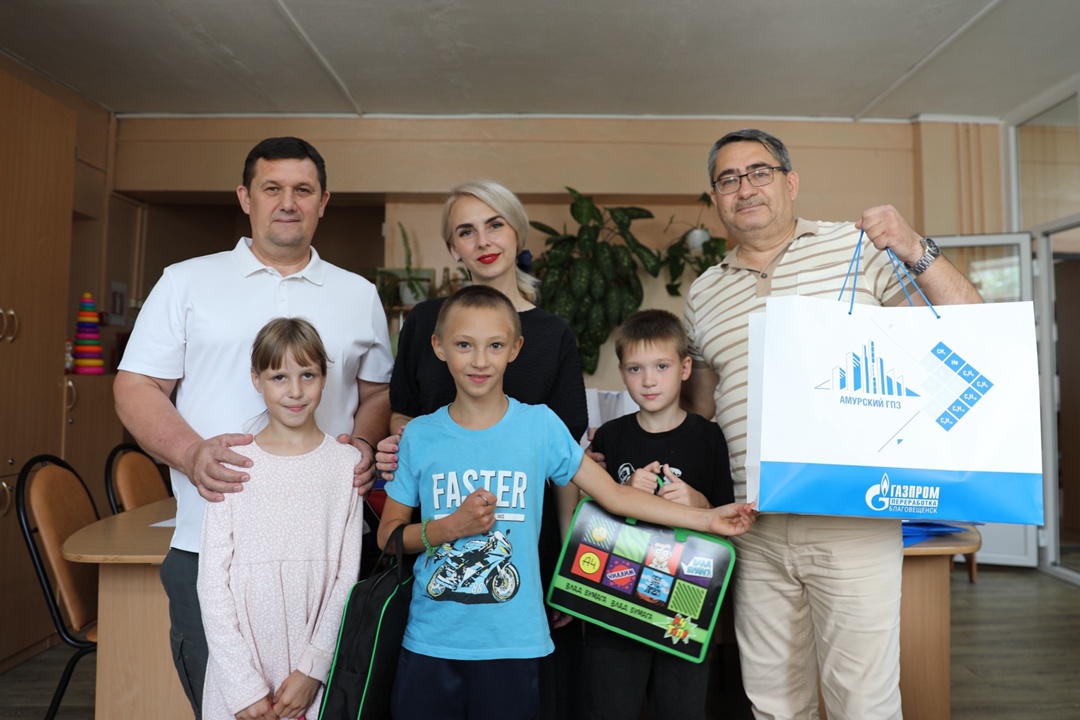 Волонтеры компании «Газпром переработка Благовещенск» приняли участие в федеральной благотворительной акции «Собери ребенка в школу»