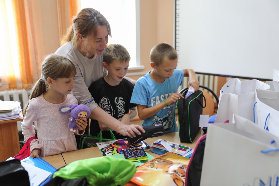 Волонтеры компании «Газпром переработка Благовещенск» приняли участие в федеральной благотворительной акции «Собери ребенка в школу»