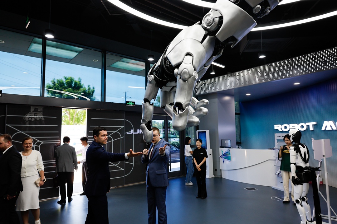 Глава Минпромторга РФ Антон Алиханов посетил Китай с рабочим визитом, в рамках которого принял участие в пленарном заседании подкомиссии по сотрудничеству в…