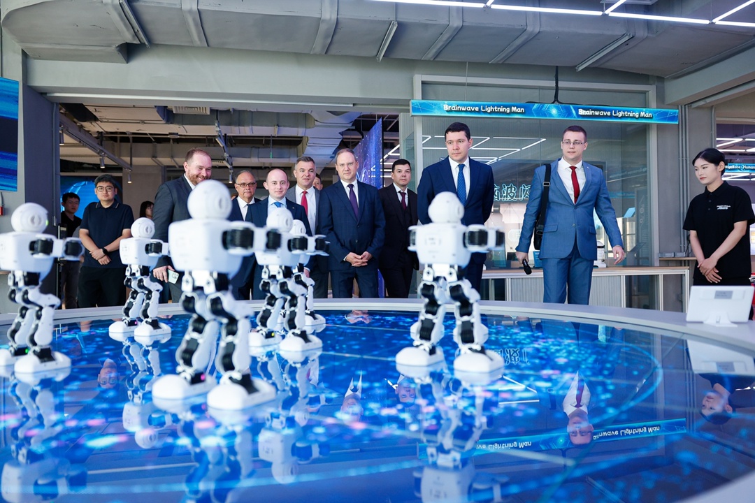 Глава Минпромторга РФ Антон Алиханов посетил Китай с рабочим визитом, в рамках которого принял участие в пленарном заседании подкомиссии по сотрудничеству в…