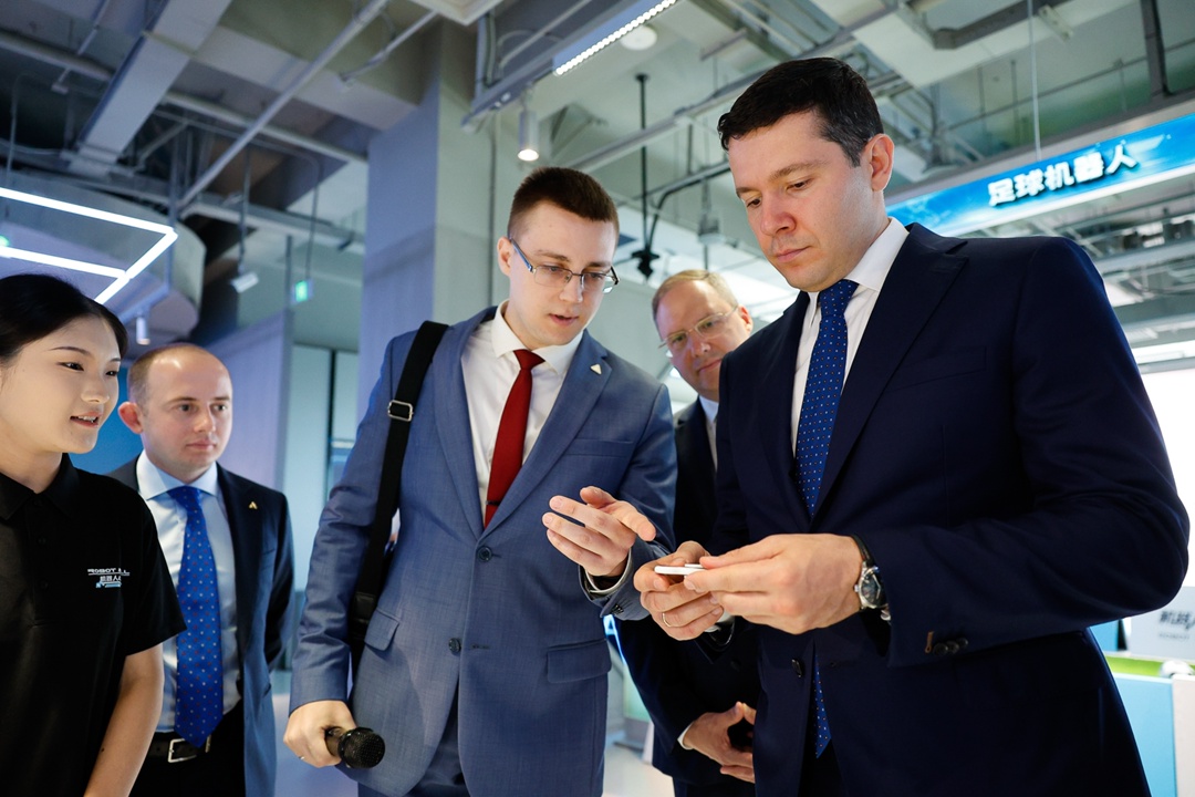 Глава Минпромторга РФ Антон Алиханов посетил Китай с рабочим визитом, в рамках которого принял участие в пленарном заседании подкомиссии по сотрудничеству в…