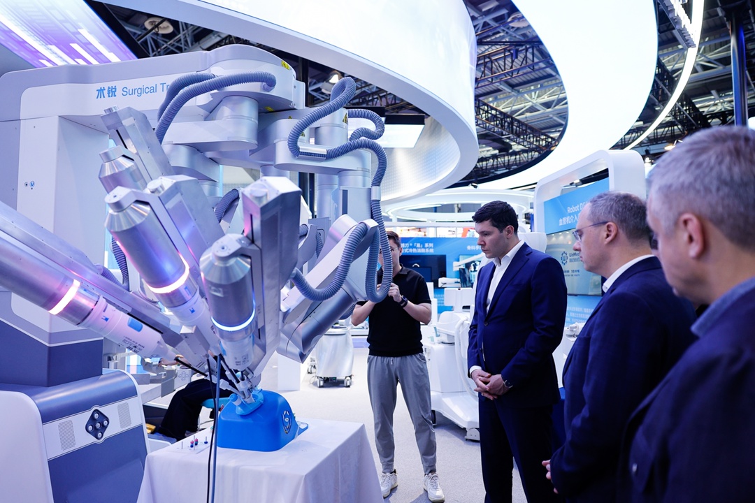 Глава Минпромторга РФ Антон Алиханов посетил Китай с рабочим визитом, в рамках которого принял участие в пленарном заседании подкомиссии по сотрудничеству в…