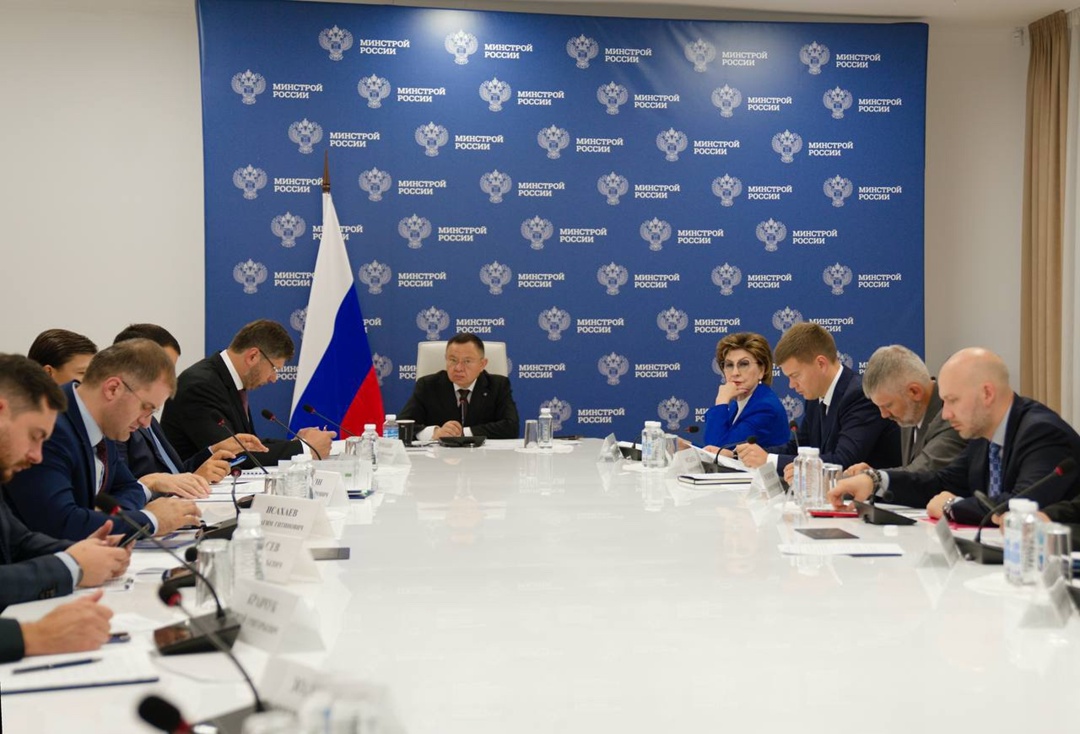 В Минстрое России под председательством Министра строительства и ЖКХ РФ Ирека Файзуллина прошло еженедельное совместное совещание с регионами и главными…