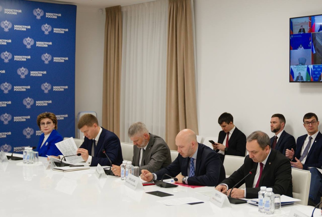 В Минстрое России под председательством Министра строительства и ЖКХ РФ Ирека Файзуллина прошло еженедельное совместное совещание с регионами и главными…