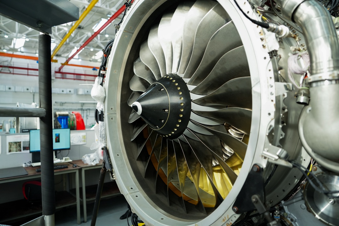 Денис Мантуров ознакомился с ходом подготовки к серийному производству двигателя ПД-8.