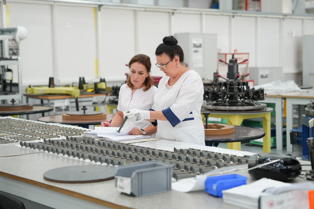 Денис Мантуров ознакомился с ходом подготовки к серийному производству двигателя ПД-8.