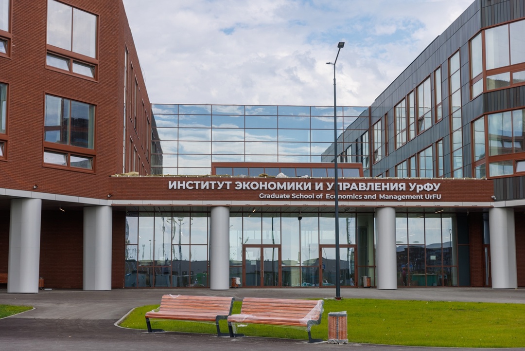 На площадке второй очереди реализации кампуса Уральского федерального университета (УрФУ) в Екатеринбурге завершаются строительно-монтажные работы