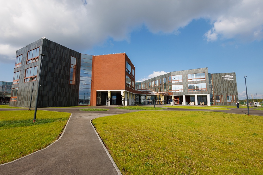 На площадке второй очереди реализации кампуса Уральского федерального университета (УрФУ) в Екатеринбурге завершаются строительно-монтажные работы