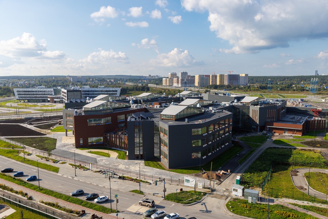 На площадке второй очереди реализации кампуса Уральского федерального университета (УрФУ) в Екатеринбурге завершаются строительно-монтажные работы