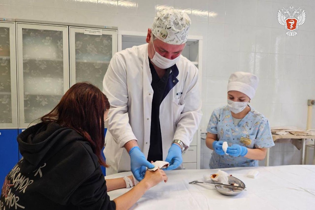 Подмосковные врачи спасли пациентку, у которой в руках взорвался телефон