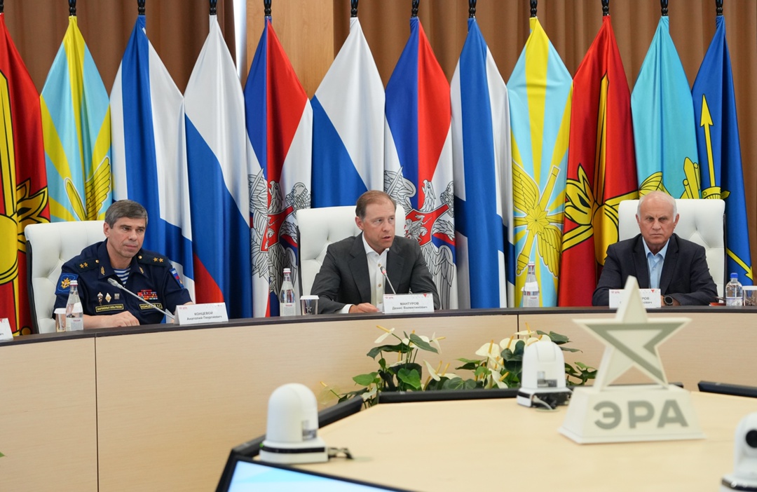 Денис Мантуров провел стратсессию по совершенствованию систем технического зрения вооружения в технополисе «Эра».