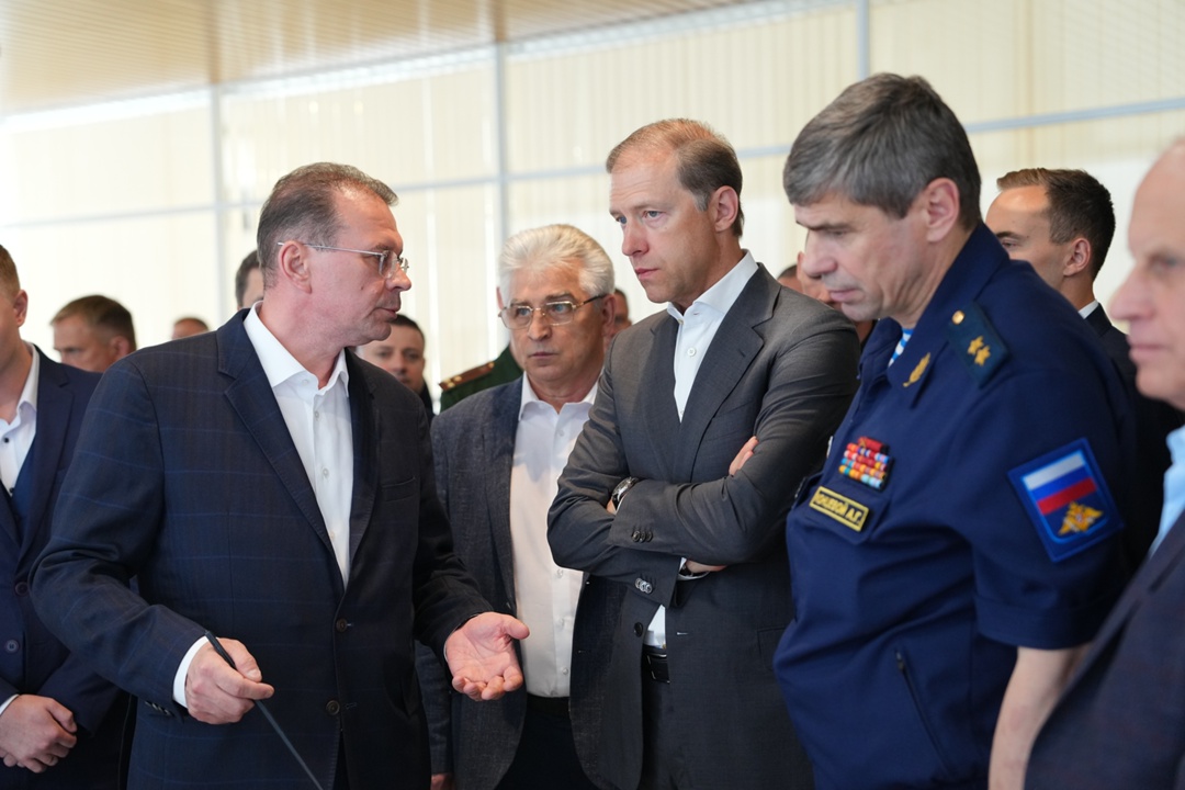 Денис Мантуров провел стратсессию по совершенствованию систем технического зрения вооружения в технополисе «Эра».