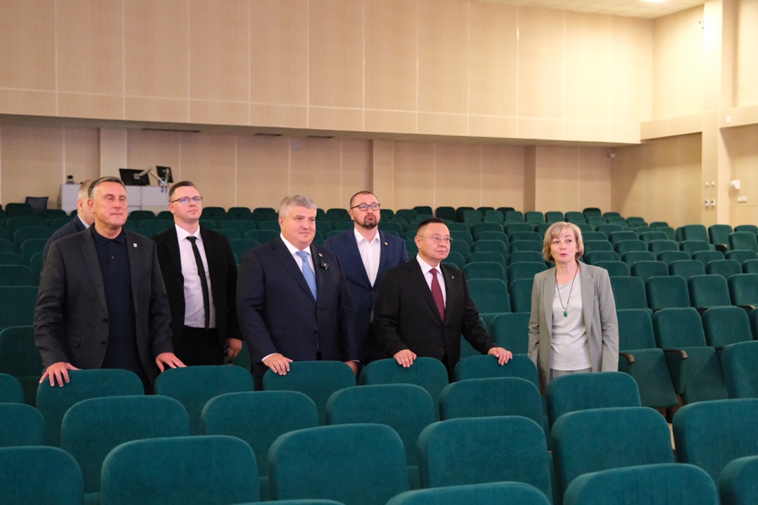 Министр строительства и ЖКХ Ирек Файзуллин совершил рабочую поездку в Новгородскую область.