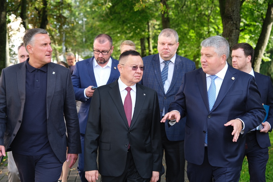 Министр строительства и ЖКХ Ирек Файзуллин совершил рабочую поездку в Новгородскую область.