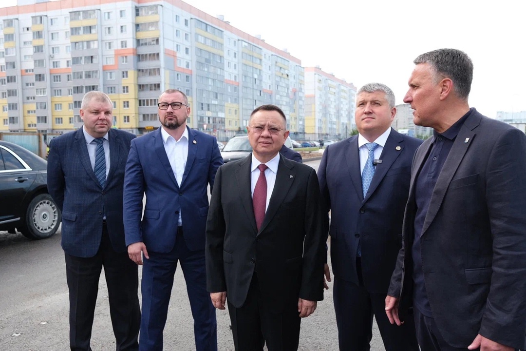 Глава Минстроя России Ирек Файзуллин в рамках рабочей поездки в Великий Новгород ознакомился с ключевыми строительными площадками региона