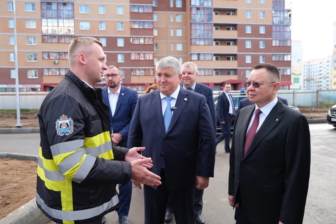 Глава Минстроя России Ирек Файзуллин в рамках рабочей поездки в Великий Новгород ознакомился с ключевыми строительными площадками региона